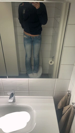 Replay jeans fint skick! - Intressekoll på mina Replay jeans😍 gör en intressekoll då dem nästan är försmå. Storlek 24/25/26 i midjan och 30/32 i längden (cirka) kan måtta om de önskas.  Nypris cirka 2000+ väldigt eftertraktade Skriv gärna vad ni kan buda! Kram Tyra 