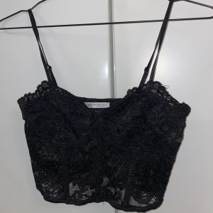 Spets-bralette/korsett - Fin spets-bralette/korsett från Zara. Kommer tyvärr aldrig till användning. Stretchig och inte genomskinlig. Går att använda som topp. Från zara. Storlek M men passar förmodligen S också