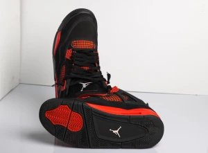 Nike Air Jordan Red Thunder - Säljer ett par Nike Air Jordan Red Thunder i storlek 40,5.  Sparsamt använda i fint skick