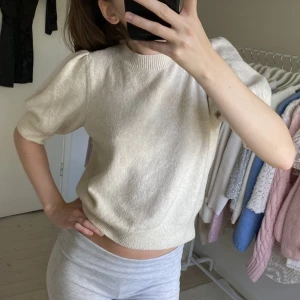 Beige stickad tröja  - Så fin beige stickad tröja i kortärmad modell från Veromoda. Säljer då den inte kommer till användning. Mycket bra skick och endast använd två gånger🩷