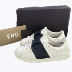 Valentinos - Skorna är sparsamt använda och fortfarande i fint skick. Skorna är i storlek 42 men sitter större 42-43 Låda, snören och kvitto tillkommer vid köp Mer bilder finns!