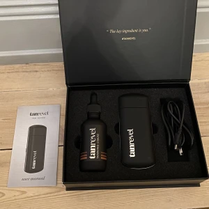 Tanrevel (one) kit brun utan sol - Tanrevel one kit som är använt MAX 5 gånger, förmodligen färre. Ni ser hur mycket som är kvar i flaskan på bilden. Färgen är orginalfärgen, dark. Köptes i juni så produkterna har inte gått ut. Säljer eftersom jag inte använder. Allt fungerar som det ska. 