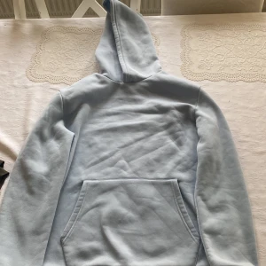 Blå hoodie  - Fin blå hoodie från SHEIN, det är än M men eftersom den är från SHEIN skulle jag säga att det är en Xs/S ungefär
