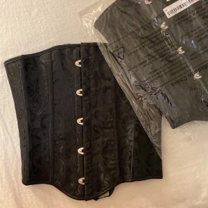 Svart korsett - 2 st svart korsett med knyte i ryggen. Perfekta till halloween ifall man vill vara pirat som vi var. 75kr / st eller 100kr för båda två