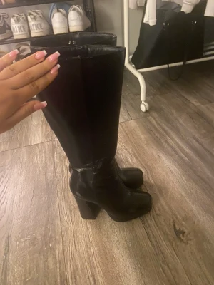 Boots  - Säljer dessa skit sexiga skor eftersom jag aldrig fått användning av dom. Nypris 800. Pris kan diskuteras!🥰