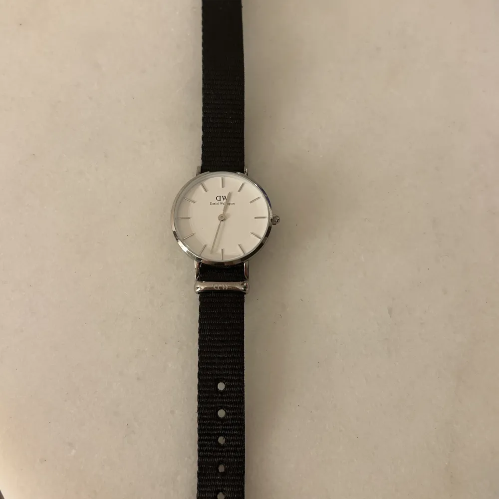 Säljer min Daniel Wellington klocka då den inte har kommit till användning. Ny pris omkring 1500, klockan är endast använd 2-3 gånger. Batteribytesverktyg tillkommer🤍. Accessoarer.