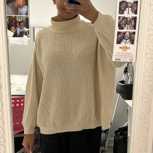 Stickad tröja  - Fin beige stickad tröja som är jätte mysig och varm 💕