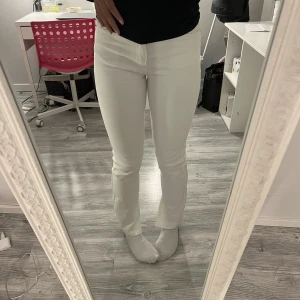 Jeans  - Vita jeans som sitter jätte fint💕säljer för passar inte mig längre