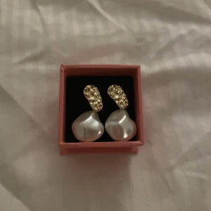 Örhängen  - Örhänge ifrån veromoda använda 1 gång. Örhängena kommer vara desinficerade!