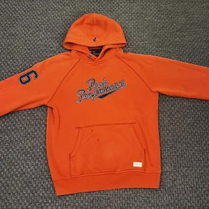 Vintage Peak Performance Hoodie - Använd fåtal gånger, säljer pga att den är lite för stor.  Inga synliga skador fast små smutsfläckar syns på framsidan (går att tvätta bort)