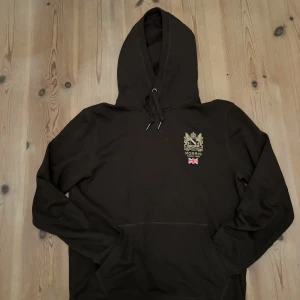 Morris hoodie  - Snygg och varm hoodie perfekt nu in till hösten. Bara använd ett fåtal gånger och är 10/10 i skick. Kom med ett bud alla är okej💪