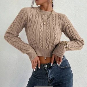 Stickad tröja  - Säljer denna beige/brun stickade tröjan. Super skönt material, aldrig använd endast provad. Nyskick 