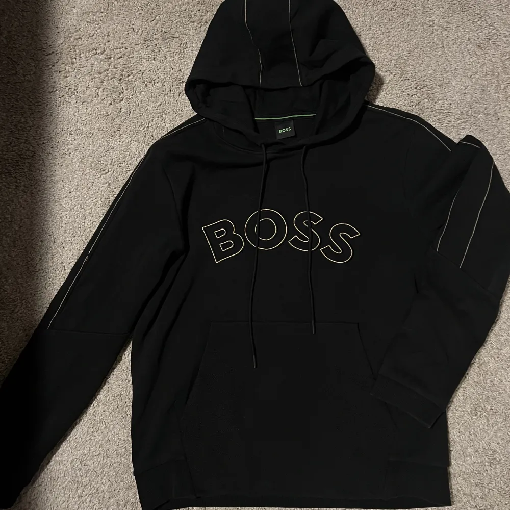 Hej, säljer denna Hugo boss hoodie, kofta då den börjar bli för liten för mig och jag rensar min garderob. Köpt för 1999 men säljer för 500 kr! Den är i bra skick också!. Hoodies.