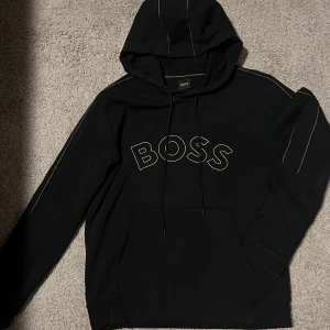 Hugo boss kofta - Hej, säljer denna Hugo boss hoodie, kofta då den börjar bli för liten för mig och jag rensar min garderob. Köpt för 1999 men säljer för 500 kr! Den är i bra skick också!