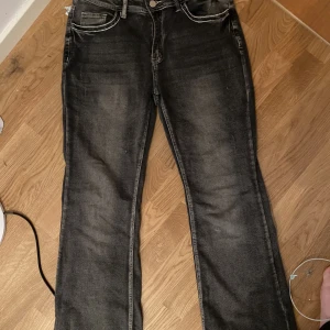 Gråa flare/bootcut jeans - Helt nya endast testade men kommer inte till användning! Köpt från sheins märke romwe och har vita sömmar som är as coola! Storleken är xl men skulle mer säga att det är som en L men passar även mig som har M. Midjemått måttet är ish 80cm men stretchig!<3