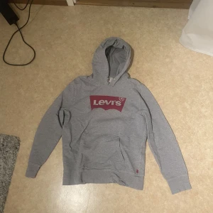 Levis hoodie - Grå Levis hodie i storlek s
