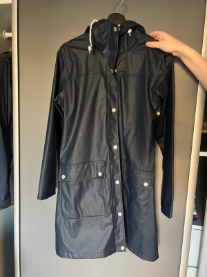 Regnjacka  - Regnjacka marinblå, bra skick 