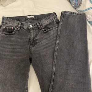 Lågmidjade jeans från Gina - Jättefina lågmidjade jeans💕säljer då de inte kommer till användning längre och tyvärr är för små, helt nyskick, köpta för 500kr💕 pris kan diskuteras
