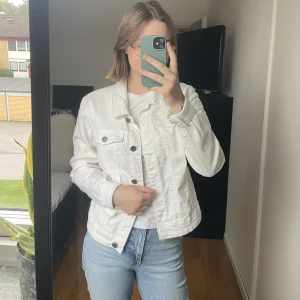Vit jeansjacka Noisy May - Vit jeansjacka från Noisy May i storlek M men känns som en S. Använd fåtal gånger. 