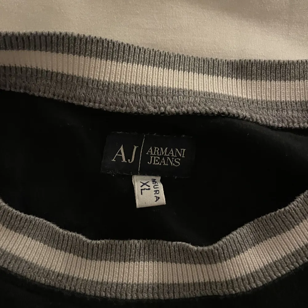 Säljer en vintage Armani jeans långärmad tröja i strl XL, passar dock L . Hoodies.