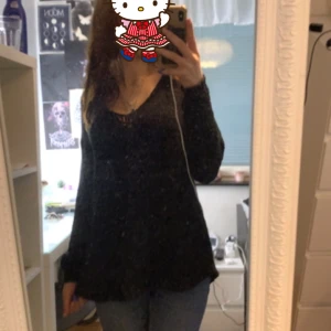 Stickad tröja - Svart stickad tröja, använt den mycket. Lite stretchig.