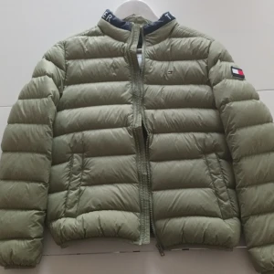 Tommy Hilfiger jacka - Storlek-164 Färg-Grön Puffer jacka Ny skick Orginal pris 1000kr