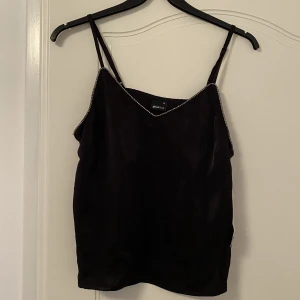 Helt nytt linne från Gina Tricot - Fint linne från Gina Tricot, som är aldrig använd. Prislappen sitter även kvar. 