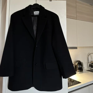 Weekday Kappa  - Svart Weekday kappa, använd ett fåtal gånger så därav i gott skick!   Storlek 36 men passar mig som brukar ha 38. (Nypris 1200kr)