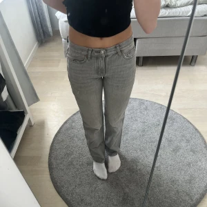 Low waist jeans - Säljer nu mina low straight jeans från gina, storlek 32💕 sitter bra i längden på mig som är 165 med långa ben💕 pris kan diskuteras!