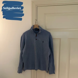 Ralph Lauren halfzip  - Extremt fin ljusblå polo Ralph Lauren halfzip. Skicket är 10/10 alltså inga difekter. Storleken är M. Kontakta vid minsta lilla fråga eller fundering.