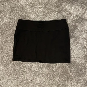 Kort lågmidjad kjol - Använt 1 enda gång på fest. Kort kjol som är ganska lågmidjad köpt från h&m. Säljer då den inte kommer till användning. Köpt för ca 150kr men säljer för 65.
