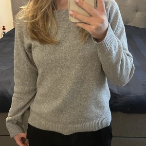 Stickad tröja  - En går stickad tröja från vero Moda