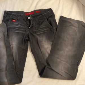 Lågmidjade miss sixty byxor - Världens snyggaste byxor tyvärr för små för mig. Lågmidjade och utsvängda😍