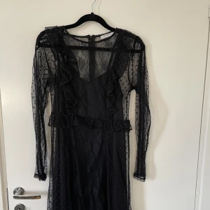Svart Klänning med spetsdetaljer - Svart klänning i storlek S, från Pieces. 