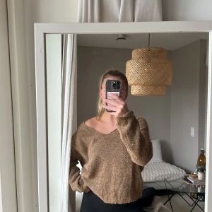 Stickad tröja från Lindex - Stickad brun tröja från Lindex. Den är lite urringad som gör att det blir off shoulder. 
