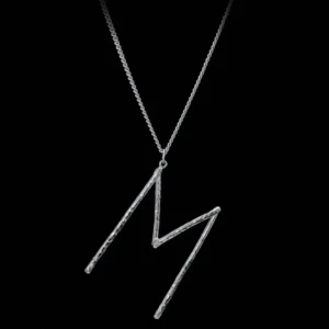 Maria Nilsdotter Wonky Letter - Intressekoll på mitt stora wonky letter, bokstaven V, i silver. Endast berlocken!