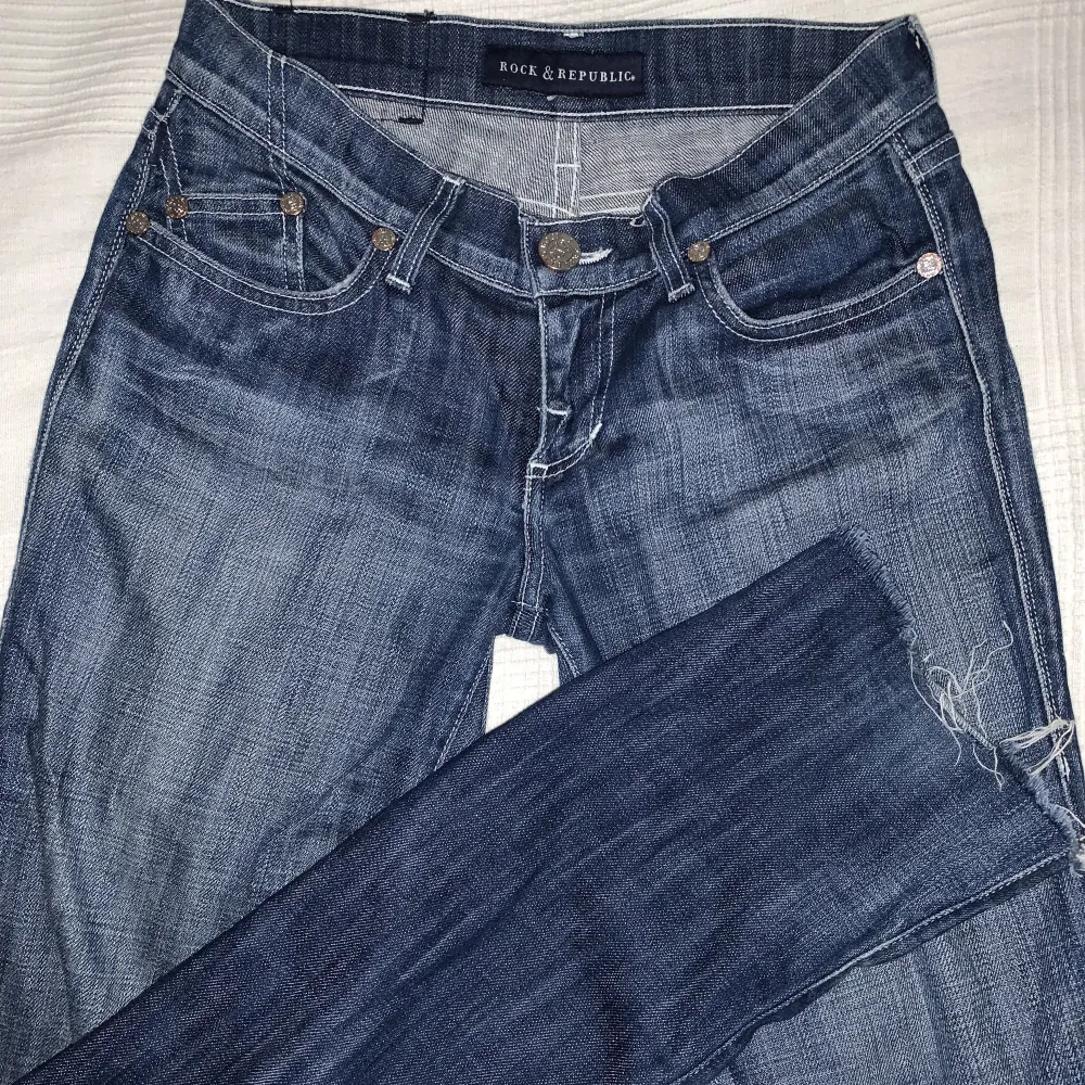 Säljer nu mina så snygga vintage Lågmidjade bootcut jeans då jag inte längre använder dom… Står ingen storlek men passar mig som är mellan 34-36. Så snygga bakfickor där det står ”rock” på. Köparen står för frakt 💗. Jeans & Byxor.