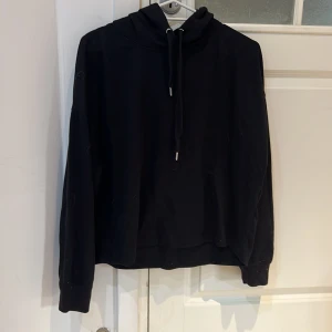 Svart hoodie - En svart hoodie i bra skick. Storleken är ungefär M skulle jag säga men lappen säger XL ☺️