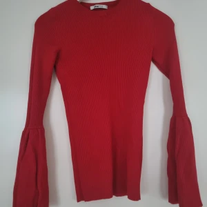 Ribbad tröja  - Röd ribbad tröja från gina tricot i storlek s. Ärmarna är utvidgade nertill. Knappt använd men blivit för liten.