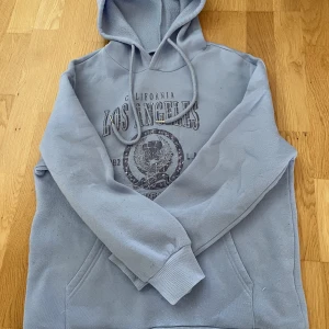 Hoodie  - Säljer denna hoodie. Är i fint skick!