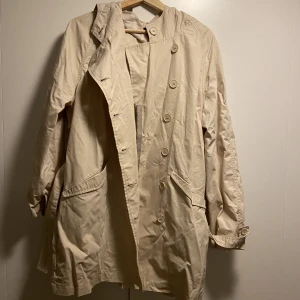 Ofodrad höst/vårkappa.  - Helt ny kort kappa från velour. Stl M. Ofodrad men ganska tjockt tyg. Med luva 