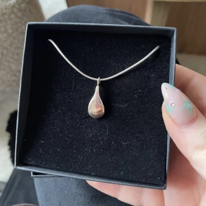 Efva Attling halsband  - Fick detta halsband i studentpresent 2019 och aldrig använt det. Den har legat i denna ask sen dess men har på något sätt blivit lite missfärgat. Detta halsband kostar 1300kr nypris, och med lite putsning är halsbandet i toppskick! ”happy tear pendant”