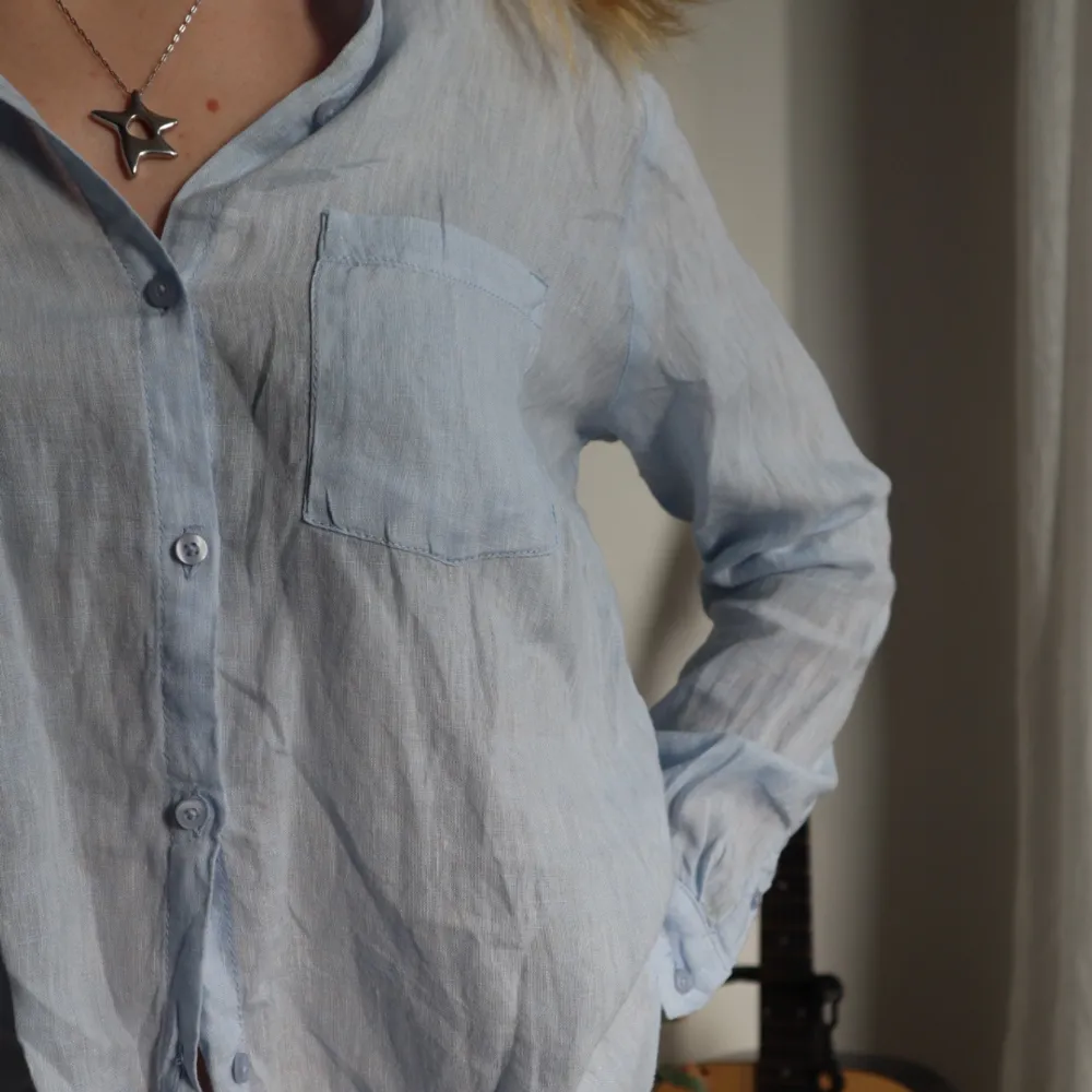 Ljus blå linne skjorta! Perfekt skick! Ber om ursäkt för att den är lite skrynklig på bilden, säljer då jag ej använder längre 🏙️. Skjortor.