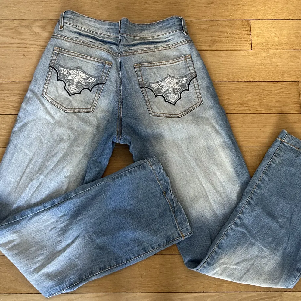 Snygga y2k jeans med coola fickor i bra skick 💗 jeansen sitter som ett par snygga baggy jeans på mig som har storlek 36/38! Pris går att diskutera💋. Jeans & Byxor.