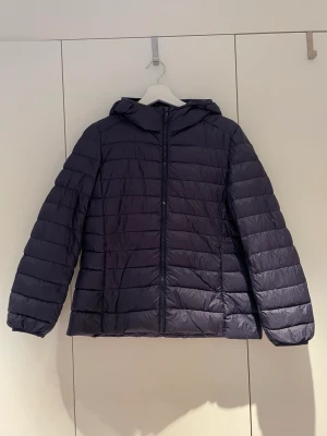 Dunjacka - Lätt dunjacka, inga defekter. Den är st XL men passar S och M