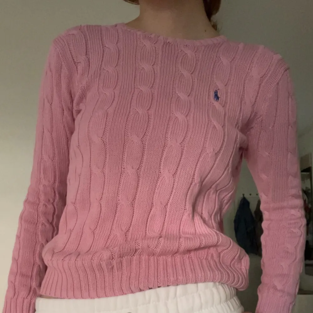 Säljer min rosa raplh lauren tröja, har använts typ 1-2 gånger!  Använd gärna köp nu 💫💗. Tröjor & Koftor.