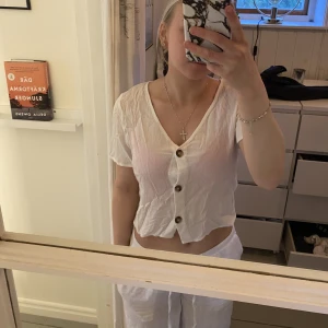 Topp - en söt topp med bruna knappar. sparsamt använd💕