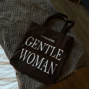 Bag - Den finaste höst bagen! Köpt utomlands, skicket är bra. Den går att stänga med en dragkedja. 🤎