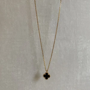 halsband - treklöver, aldrig använd, köpt från en second hand på östermalm. äkta guld