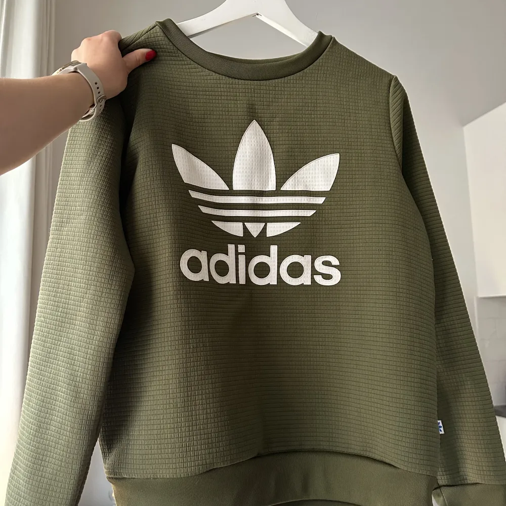 Adidas sweater i 100% polyester. Passar mig som är en XS/S.. Tröjor & Koftor.